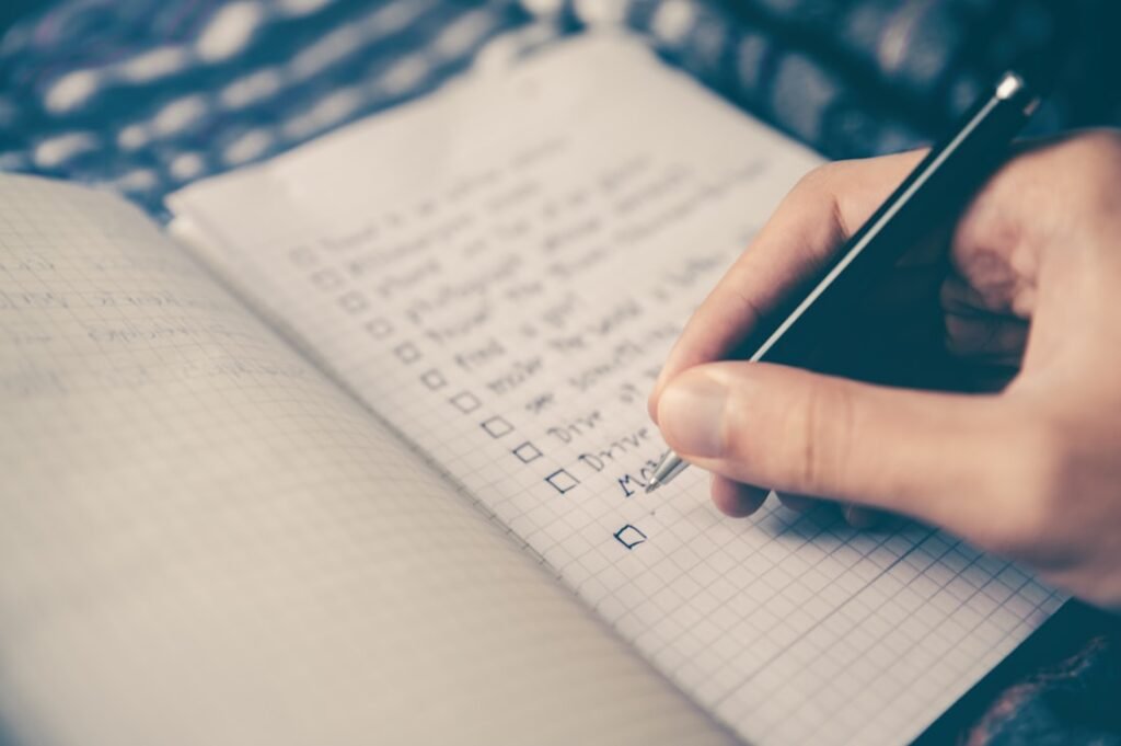 Een checklist schrijven in een schrift